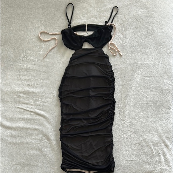 Elegant Black Ruched Dress - Picture 1 of 4